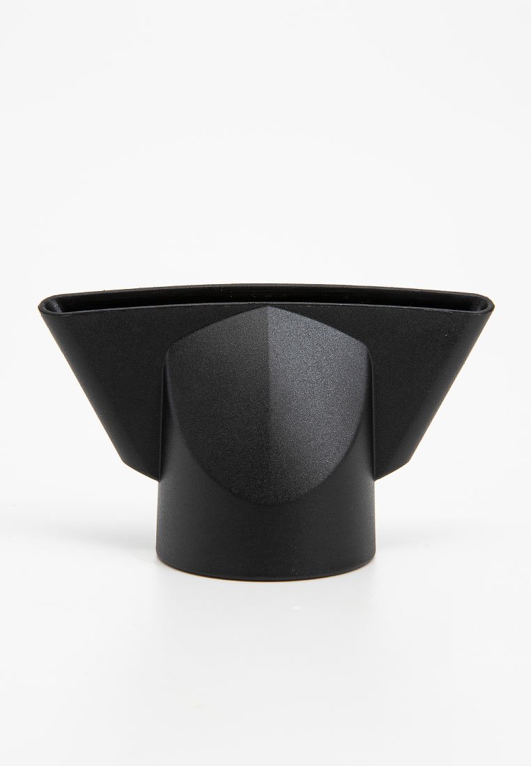 Czarny plastikowy doniczka o stożkowatym prostokątnym wierzchu i okrągłej podstawie. Posiada matowe wykończenie oraz geometryczny wzór.