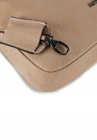 Bolso de mano de cuero color canela con acabado texturizado, bordes redondeados, costuras en contraste y un tira de cremallera metálica negra con anilla de sujeción.