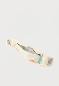 Φωτεινή μπεζ τσάντα μέσης με πλευρές από δίχτυ, μπροστινή τσέπη με φερμουάρ και μπλε κορδόνι, καθώς και πορτοκαλί λογότυπο μπροστά, εμφανίζεται σε λευκό φόντο.