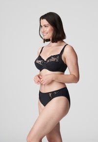 Zwarte kant beha en bijpassende slip met bloemengebroidered, mesh-details, verstelbare bandjes en gladde stof. Klassiek ontwerp met fijne accenten.