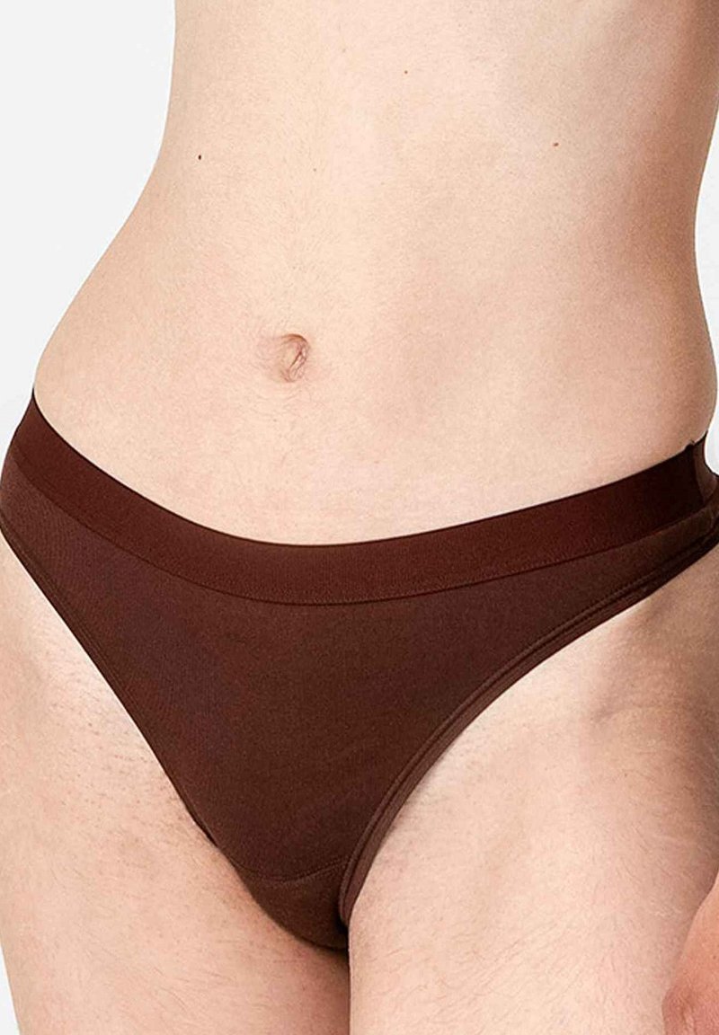 Bruine katoenen bikini slips met een gladde textuur, brede tailleband en een klassieke snit, voorzien van minimale naaddetails en zonder zichtbare patronen.