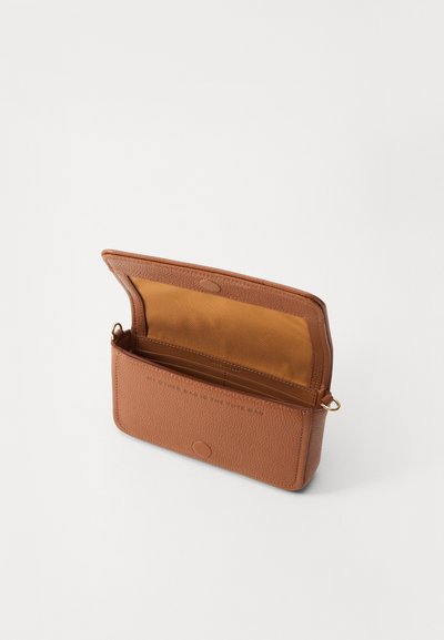 Portofel din piele texturată maro cu accesorii aurii, deschis pentru a dezvălui un interior din țesătură bej și sloturi pentru carduri. Design curat, fără embellishments.