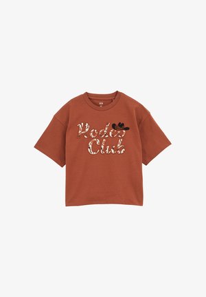 Bruine oversized t-shirt met korte mouwen, voorzien van "Rodeo Club" geborduurd in een cowboylettertype en een klein zwart cowboyhoedje accent.