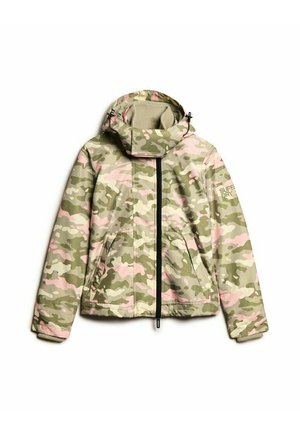 Camouflage jack in groene en roze tinten, met een hoge kraag, ritsluiting en twee zijzakken. Het materiaal lijkt soepel en duurzaam.