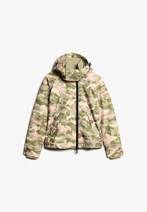 Camouflage jack in groene en roze tinten, met een hoge kraag, ritsluiting en twee zijzakken. Het materiaal lijkt soepel en duurzaam.