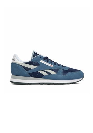 Niebiesko-granatowy sneaker z białymi akcentami, zamsz i siateczka, wiązany na sznurowadła, z białą i szarą podeszwą.