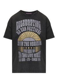 Černé tričko s vintage-style textem a grafikou slunce, propagující "Os Sun Festival" a živou hudbu 3.-4. července od roku 1991.