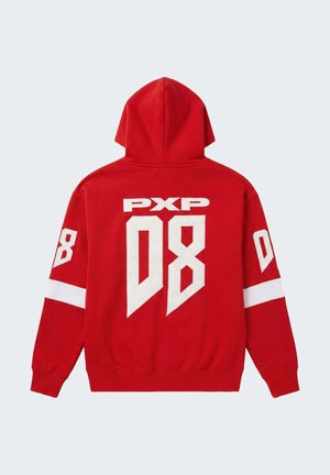 Felpa con cappuccio rossa con grande scritta bianca "PXP 08" sulla schiena e "08" sulle maniche sopra strisce bianche.