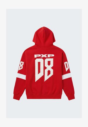 Rode capuchontrui met grote witte "PXP 08" tekst op de achterkant en "08" op de mouwen boven witte strepen.
