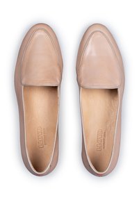Mocassins en cuir beige avec une texture lisse, un bout arrondi et des détails cousus. L'intérieur présente une doublure en cuir clair avec un logo.