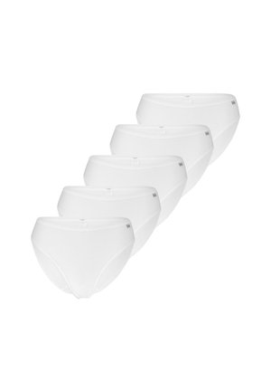 Fünf weiße Baumwoll-Damenslips diagonal auf weißem Hintergrund angeordnet.