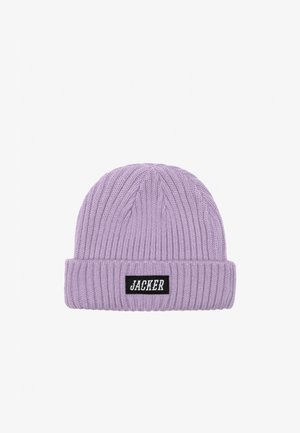 Gorro de malha canelada roxo com dobra na bainha e um rótulo preto retangular com texto branco. Textura suave e design leve.