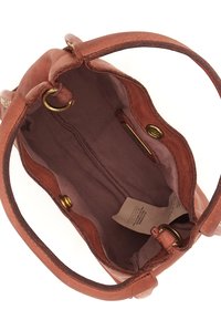 Borsa in pelle di colore rosso-bruno, con una texture morbida, hardware in tono oro e fodera interna a righe.