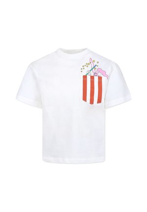 T-shirt in cotone bianco con collo rotondo, maniche corte e una tasca a righe rosse e bianche con un unicorno stampato e stelle.
