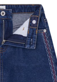 Jeans in denim con un lavaggio blu scuro, dotati di zip, chiusura con bottone e cuciture bianche e rosse in contrasto sulla vita.