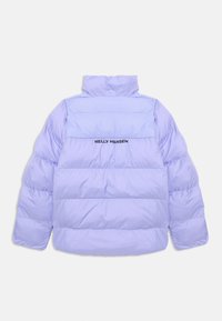 Napušteni lila kaput s visokim ovratnikom, horizontalnim šavovima i crnim logom "Helly Hansen" na leđima. Mekana, glatka tekstura tkanine.