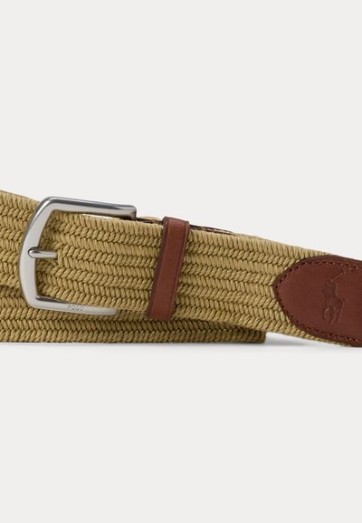 Beige geweven stoffen riem met zilverkleurige metalen gesp, bruine leren lus en een gestikte leren patch met een reliëf van een paard en ruiter logo.