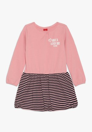 Vestido rosa de manga larga con rayas horizontales negras en la falda y texto blanco "Que tengas un buen día" con un corazón en el pecho.