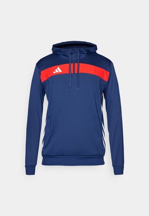 Marineblauwe hoodie met een rode horizontale streep en een wit logo. Lange mouwen, trekkoord bij de hals en contrasterende zijaccenten.