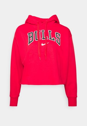 Rote, kurz geschnittene Kapuzenjacke aus weichem Stoff, mit einer Vordertasche, Kordelzügen und dem auffälligen "BULLS"-Schriftzug über dem Nike-Logo.