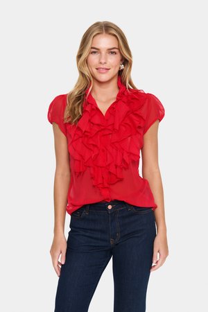 Rote, durchsichtige Bluse mit Rüschendetails an der Vorderseite, kurzen Puffärmeln und collierartigem Kragen. Kombiniert mit dunkelblauen Jeans.