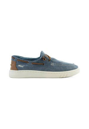 Scarpa casual blu in tessuto slip-on con suola bianca, dettagli in pelle marrone, cuciture bianche e logo "Woz" sul lato del tallone.