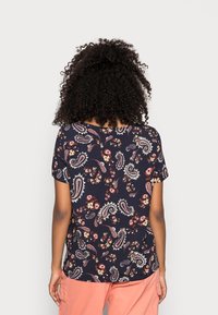 Krátký rukáv námořnické blůzy s paisley a květinovým vzorem, s kulatým výstřihem a jemnou texturou látky.