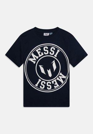 Donkerblauwe katoenen t-shirt met een ronde afbeelding met het woord "MESSI" en een gestileerd logo in het wit. Korte mouwen en ronde hals.