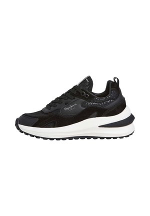Zwarte sport sneaker met een bovenwerk van suede en synthetisch materiaal, textuurdetails, vetersluiting en een dikke witte middenzool met een zwarte buitenzool.