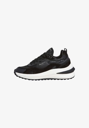 Schwarzer sportlicher Sneaker mit einem Obermaterial aus Wildleder und Synthetik, strukturierten Details, Schnürverschluss und einer dicken weißen Zwischensohle mit schwarzem Außensohle.