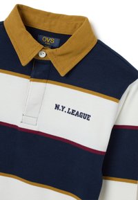 Polo shirt con colletto senape, caratterizzato da strisce blu navy, bianche e bordeaux. "N.Y. LEAGUE" ricamato in blu navy sul petto. Materiale in cotone.