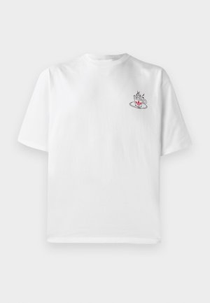 T-shirt en coton blanc à manches courtes, avec un petit graphique de tasse à café rose et noir sur le côté gauche de la poitrine.