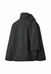 Veste en laine gris foncé avec un col montant et une longue écharpe attachée drapée sur l'épaule droite, vue de dos.