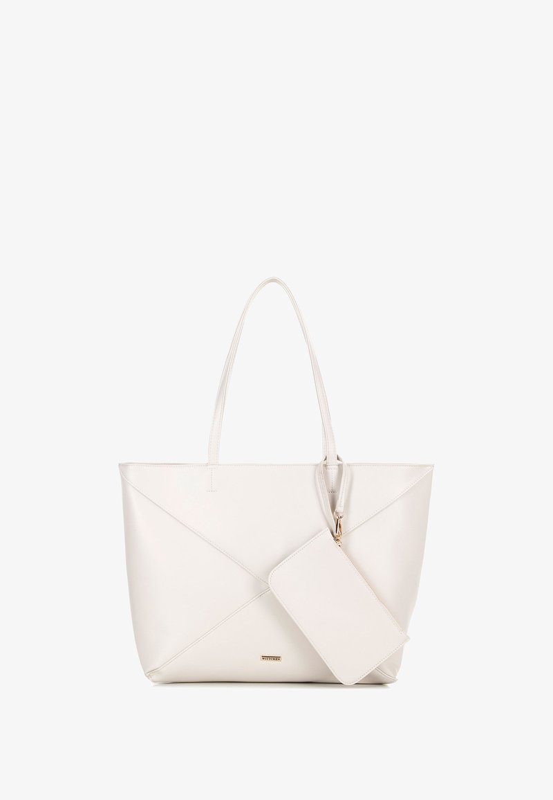 Bolso tote de piel blanca con textura suave, diseño angular y asas largas. Incluye un estuche a juego extraíble con cremallera.