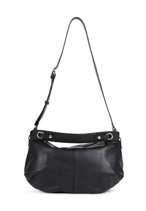 Sac à épaule en cuir noir avec bandoulière réglable, œillets métalliques argentés et fermeture éclair sur le dessus.