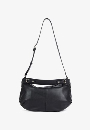 Sac à épaule en cuir noir avec bandoulière réglable, œillets métalliques argentés et fermeture éclair sur le dessus.