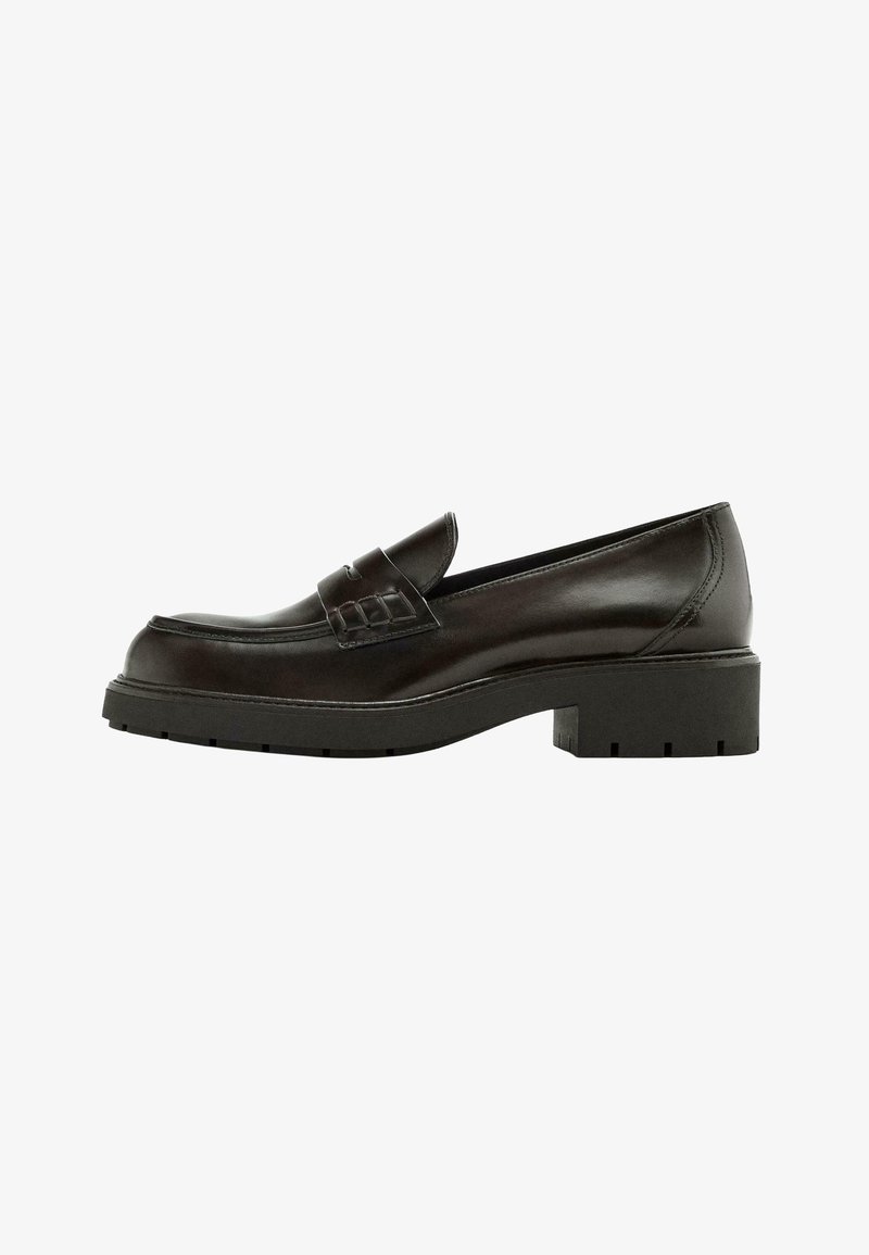 Mocassins en cuir noir au design épuré, dotés d'une bride frontale surélevée et d'une semelle épaisse texturée. Forme simple et classique avec des accents minimaux.