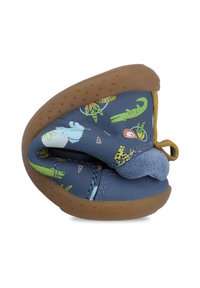 Zapato infantil azul con patrones de naturaleza, material flexible, suela suave, suela exterior de goma marrón texturizada y un lazo en el tirador para facilitar su puesta.