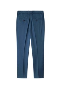 Pantaloni su misura blu, con una texture liscia, taglio dritto, due tasche posteriori con chiusura a bottone e una vita con passanti per cintura.