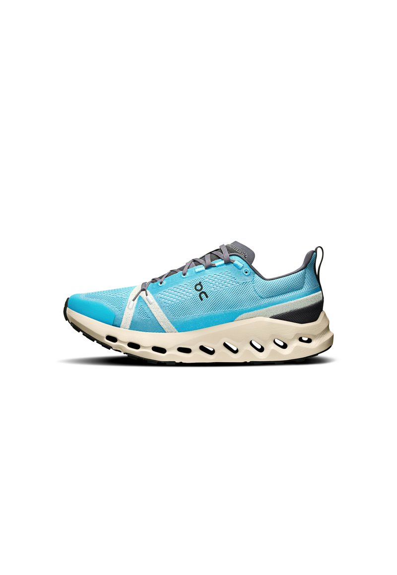 Leichte Laufschuhe aus türkisfarbenem Mesh mit grauen Akzenten und schwarzer Sohle. Sie verfügen über markante Ausschnitte in der Zwischensohle für Atmungsaktivität.