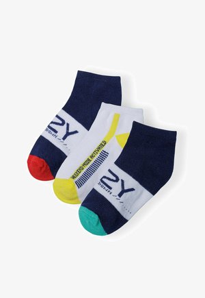 Három pár rövid zokni: tengerész kék pirossal, tengerész kék fehérrel, sárga, valamint fehér kék grafikával. Pamut keverék, bordázott textúrájú.