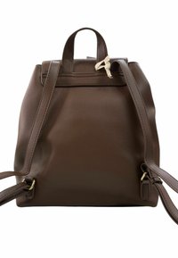 Zaino in pelle marrone con finitura liscia, manico superiore, spallacci regolabili e hardware in tonalità dorata. Design minimalista e parte superiore chiusa.