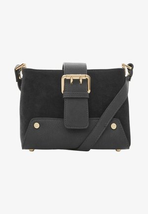 Sac bandoulière noir avec boucle dorée, rabat texturé et sangle ajustable sur fond blanc.