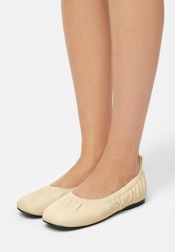 LONG STORY SHORT - Klassischer Ballerina - nude