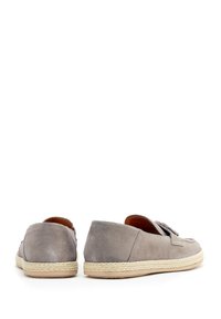 Zapatos de ante gris sin cordones con suela de cuerda plana. Presentan un acento decorativo de lazo y una textura suave.
