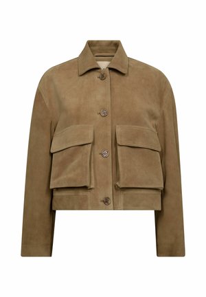 Giacca in suede marrone tagliata, con colletto, chiusura frontale con bottoni e due grandi tasche a toppa sul petto. Texture liscia e design su misura.