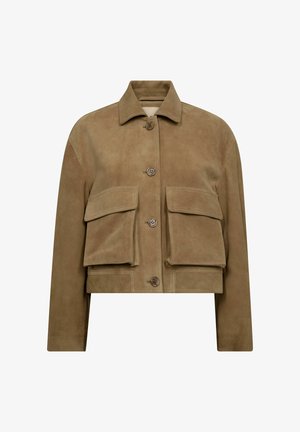 Kratka smeđa suknja od antilopa s ovratnikom, prednjim kopčanjem na gumbe i dva velika zakrpljena džepa na prsima. Glatka tekstura i krojena izrada.