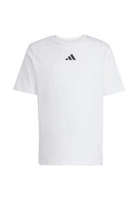 Vit bomullströja med korta ärmar, prydd med en liten svart Adidas-logga på bröstet. Enkelt, rent design med rundad halsringning.