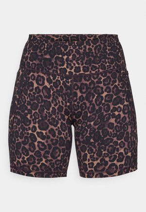 Shorts atletici da donna a vita alta con stampa leopardata marrone e nera e cuciture visibili su sfondo bianco.