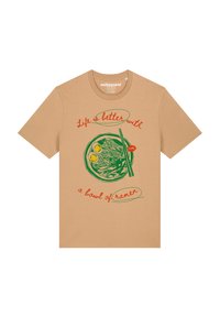 Beige T-Shirt mit einem Grafikdesign von Ramen in einer Schüssel, mit grünen Essstäbchen, gelben Eiern und rotem Text, der lautet: "Das Leben ist besser mit einer Schüssel Ramen."